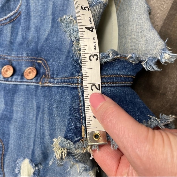 American Eagle Distressed Button Fly Hi-Rise Shortie 00 - Picture 11 of 12